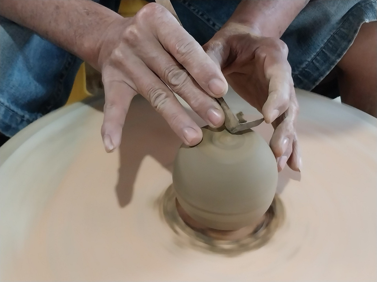 Đến đây, du khách có thể trải nghiệm làm gốm cùng nghệ nhân, dạo bước trong không gian làng quê thanh bình, cảm nhận rõ nét nhịp sống chậm – điều ngày càng hiếm giữa dòng chảy du lịch hiện đại. Ảnh Nguyễn Tuấn Hiệp