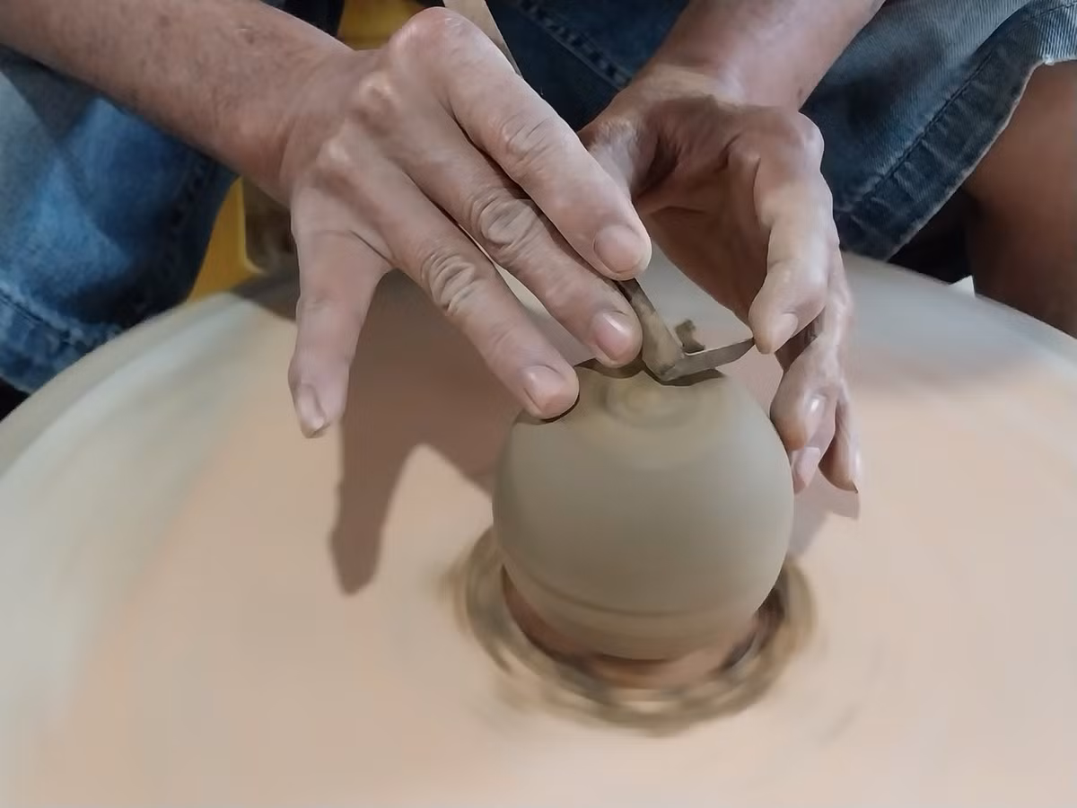 Đến đây, du khách có thể trải nghiệm làm gốm cùng nghệ nhân, dạo bước trong không gian làng quê thanh bình, cảm nhận rõ nét nhịp sống chậm – điều ngày càng hiếm giữa dòng chảy du lịch hiện đại. Ảnh Nguyễn Tuấn Hiệp