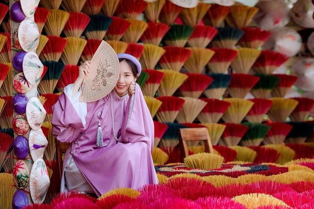 Nằm dưới chân đồi Vọng Cảnh, làng hương Thủy Xuân từ lâu đã trở thành biểu tượng văn hóa gắn liền với đời sống tâm linh của người dân cố đô. Nghề làm hương tại đây được truyền nối suốt hơn 700 năm, vẫn giữ phương pháp thủ công truyền thống với nguyên liệu hoàn toàn từ thiên nhiên như trầm, quế, thảo mộc. Ảnh Sovabatravel