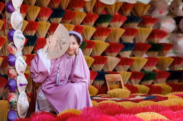 Nằm dưới chân đồi Vọng Cảnh, làng hương Thủy Xuân từ lâu đã trở thành biểu tượng văn hóa gắn liền với đời sống tâm linh của người dân cố đô. Nghề làm hương tại đây được truyền nối suốt hơn 700 năm, vẫn giữ phương pháp thủ công truyền thống với nguyên liệu hoàn toàn từ thiên nhiên như trầm, quế, thảo mộc. Ảnh Sovabatravel