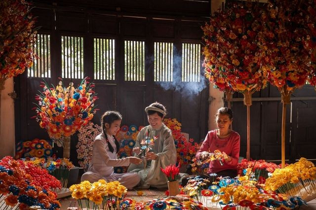 Những bông sen, cúc, mẫu đơn được tạo hình hoàn toàn thủ công, thường xuất hiện trong các nghi lễ tâm linh, thờ cúng và lễ hội truyền thống. Ghé thăm làng, du khách không chỉ được chiêm ngưỡng vẻ đẹp tinh xảo của hoa giấy mà còn hiểu thêm về đời sống tín ngưỡng và sự nâng niu các giá trị xưa cũ của người Huế. Ảnh Sovabatravel