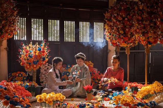 Những bông sen, cúc, mẫu đơn được tạo hình hoàn toàn thủ công, thường xuất hiện trong các nghi lễ tâm linh, thờ cúng và lễ hội truyền thống. Ghé thăm làng, du khách không chỉ được chiêm ngưỡng vẻ đẹp tinh xảo của hoa giấy mà còn hiểu thêm về đời sống tín ngưỡng và sự nâng niu các giá trị xưa cũ của người Huế. Ảnh Sovabatravel
