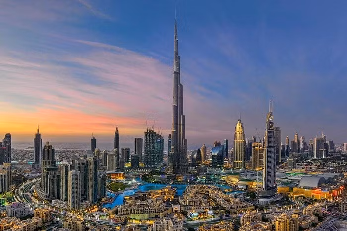 Nếu du khách tìm kiếm trải nghiệm sang trọng và mới lạ, Dubai (UAE) là điểm đến không thể bỏ qua trong tháng 11. Thời tiết khô ráo, nắng ấm, nhiệt độ chỉ khoảng 20–30°C, rất thích hợp cho các hoạt động ngoài trời. Ảnh luhanhvietnam
