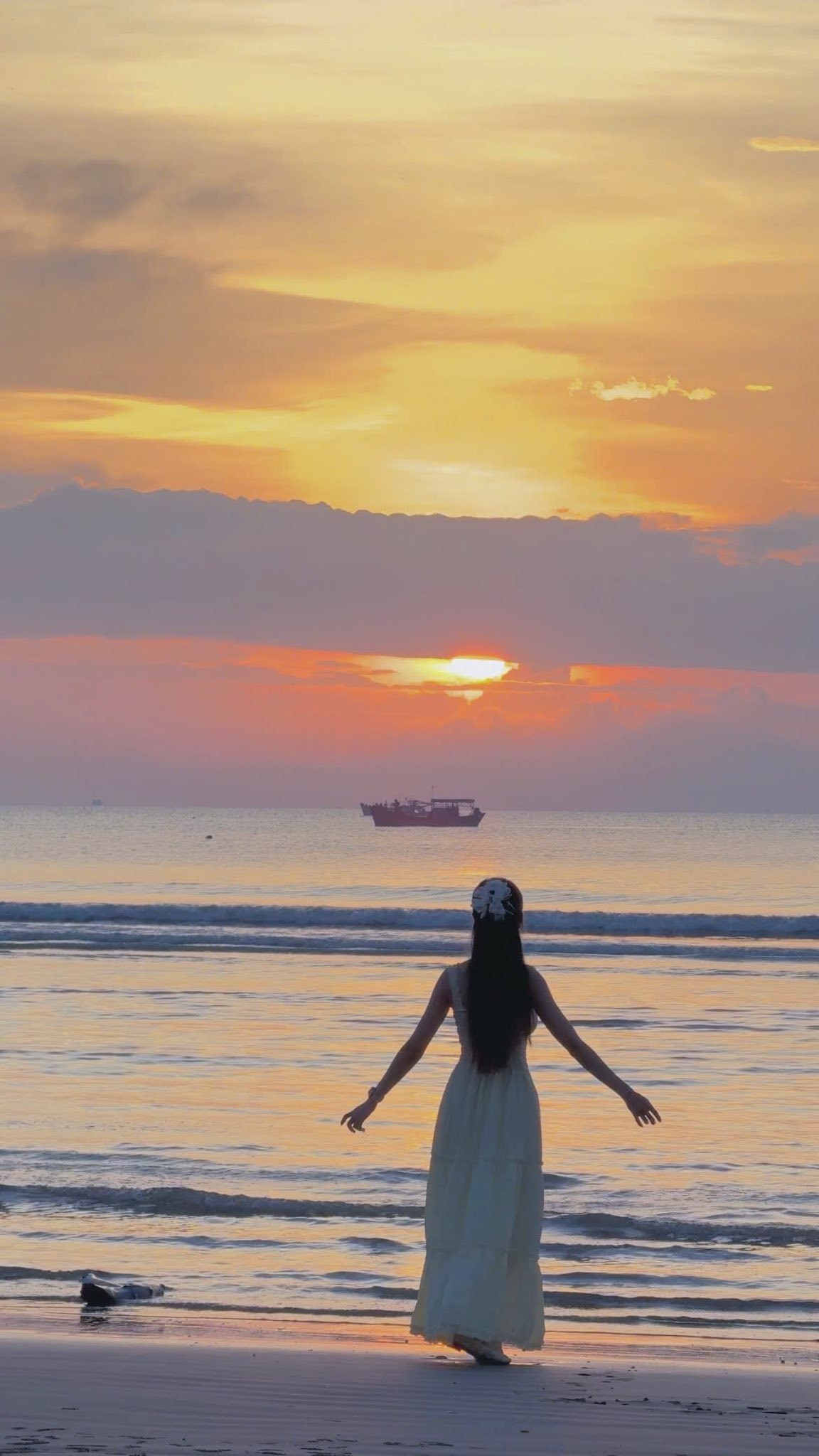 Khi mặt trời ló dạng, ánh sáng rực rỡ nhuộm đỏ cả bầu trời, phản chiếu xuống mặt biển xanh thẳm, tạo nên khung cảnh đẹp như một bức tranh thủy mặc, khiến bất kỳ du khách nào cũng phải dừng chân để ngắm nhìn. Ảnh Nguyễn Thu Thuỷ