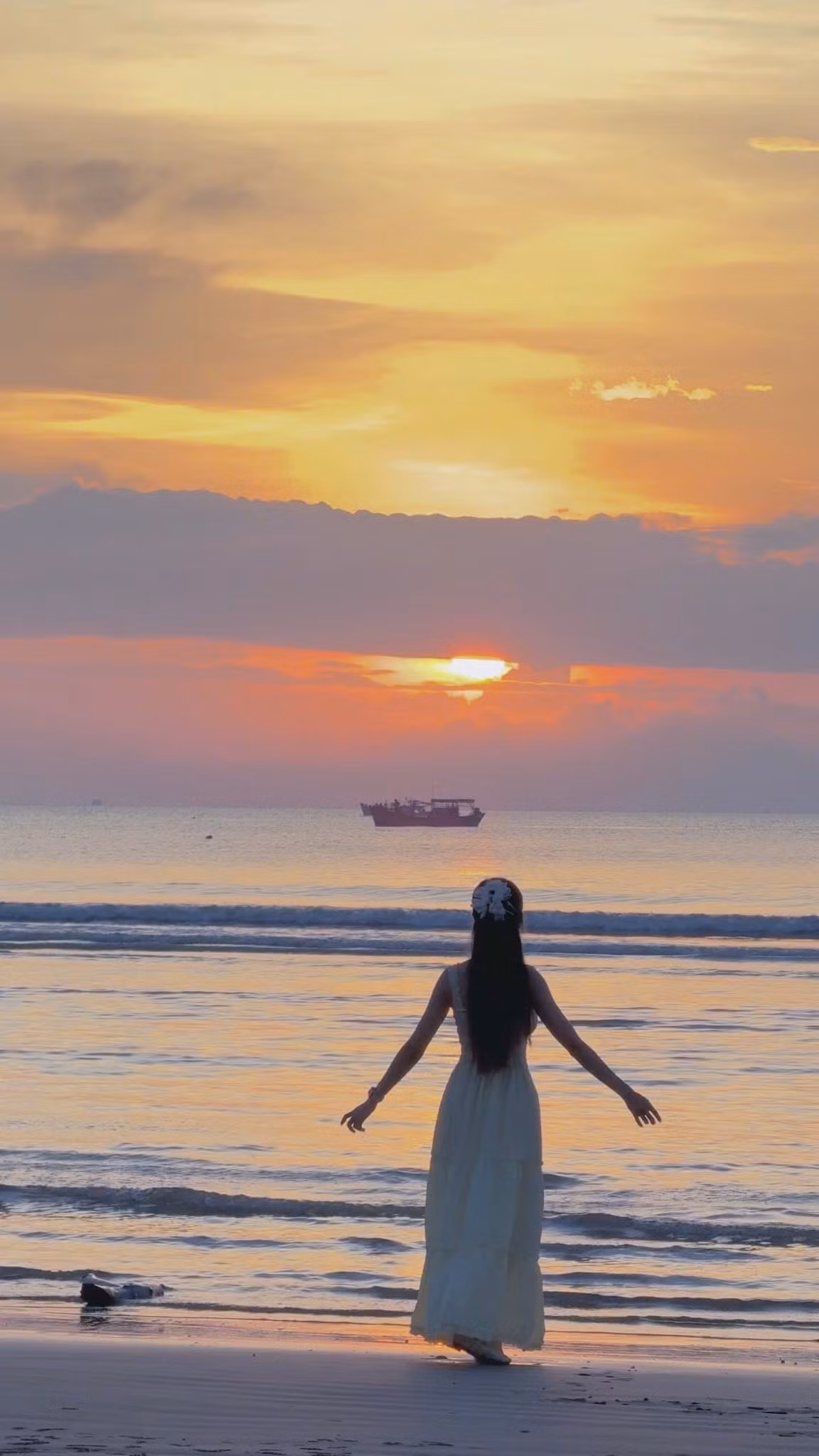 Khi mặt trời ló dạng, ánh sáng rực rỡ nhuộm đỏ cả bầu trời, phản chiếu xuống mặt biển xanh thẳm, tạo nên khung cảnh đẹp như một bức tranh thủy mặc, khiến bất kỳ du khách nào cũng phải dừng chân để ngắm nhìn. Ảnh Nguyễn Thu Thuỷ