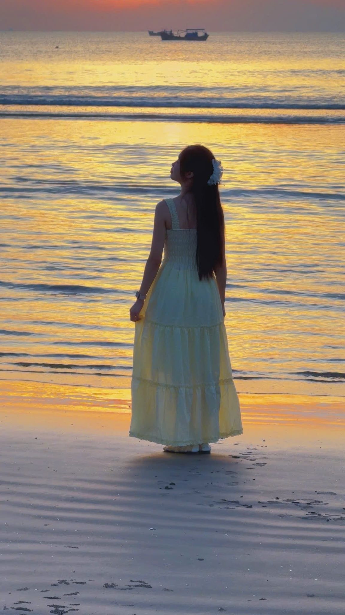 Bên cạnh việc chiêm ngưỡng cảnh bình minh, du khách có thể trải nghiệm nhiều hoạt động thú vị khác. Check-in với những trụ điện gió độc đáo, ngắm cảnh biển trải dài, thưởng thức hải sản tươi ngay tại bờ biển hay đơn giản là đi dạo, lắng nghe tiếng sóng vỗ rì rào và quan sát sinh hoạt của ngư dân đều mang lại cảm giác thư thái, gần gũi. Ảnh Nguyễn Thu Thuỷ