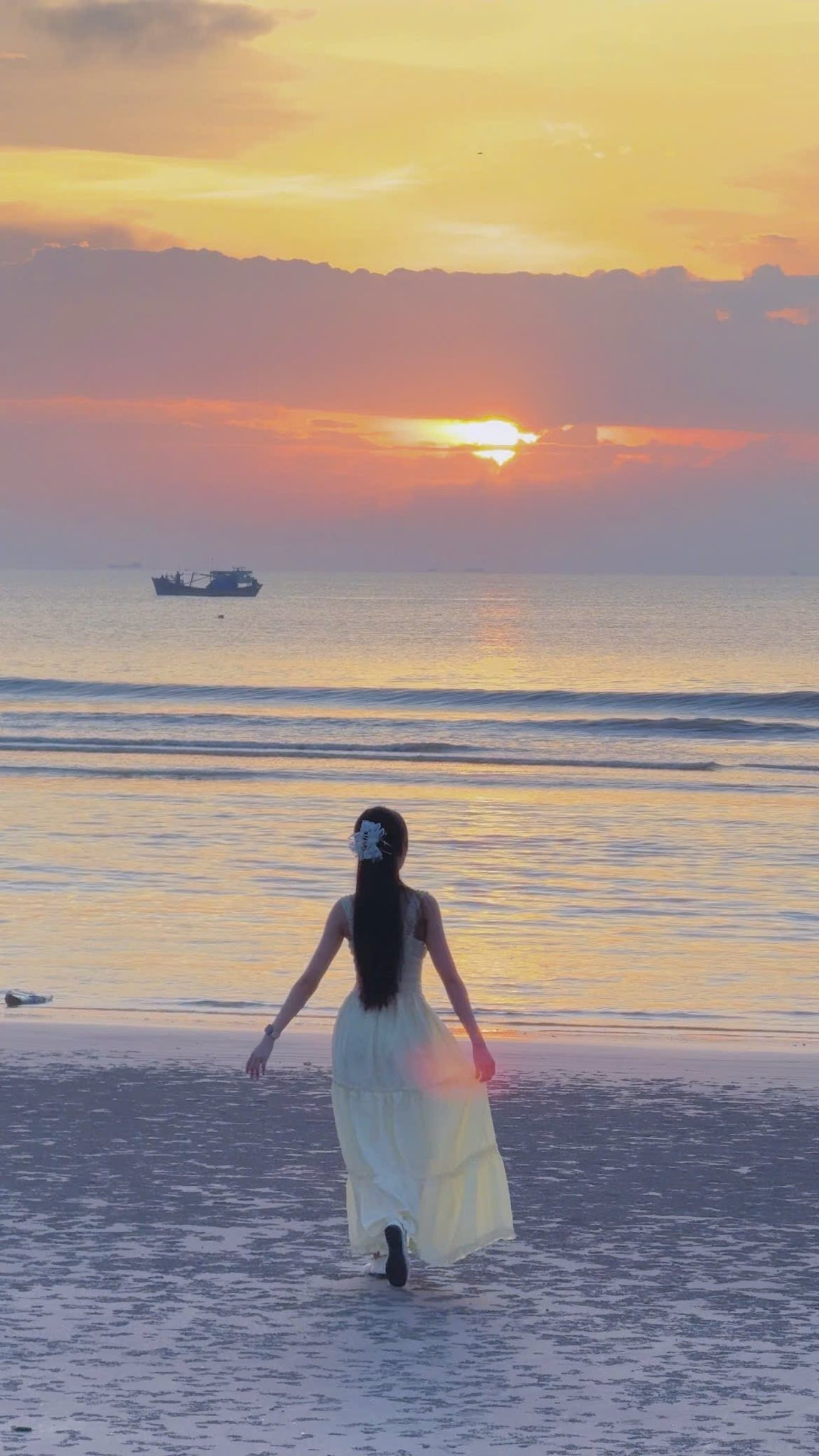 Dải bờ biển trải dài, kết hợp với những hàng trụ điện gió lặng lẽ giữa trời mây, đem đến tầm nhìn rộng mở, thuận tiện để check-in và lưu lại những khoảnh khắc đáng nhớ. Ảnh Nguyễn Thu Thuỷ