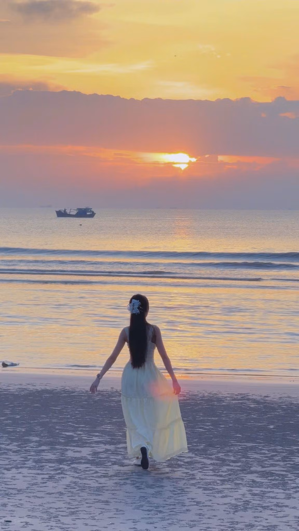 Dải bờ biển trải dài, kết hợp với những hàng trụ điện gió lặng lẽ giữa trời mây, đem đến tầm nhìn rộng mở, thuận tiện để check-in và lưu lại những khoảnh khắc đáng nhớ. Ảnh Nguyễn Thu Thuỷ