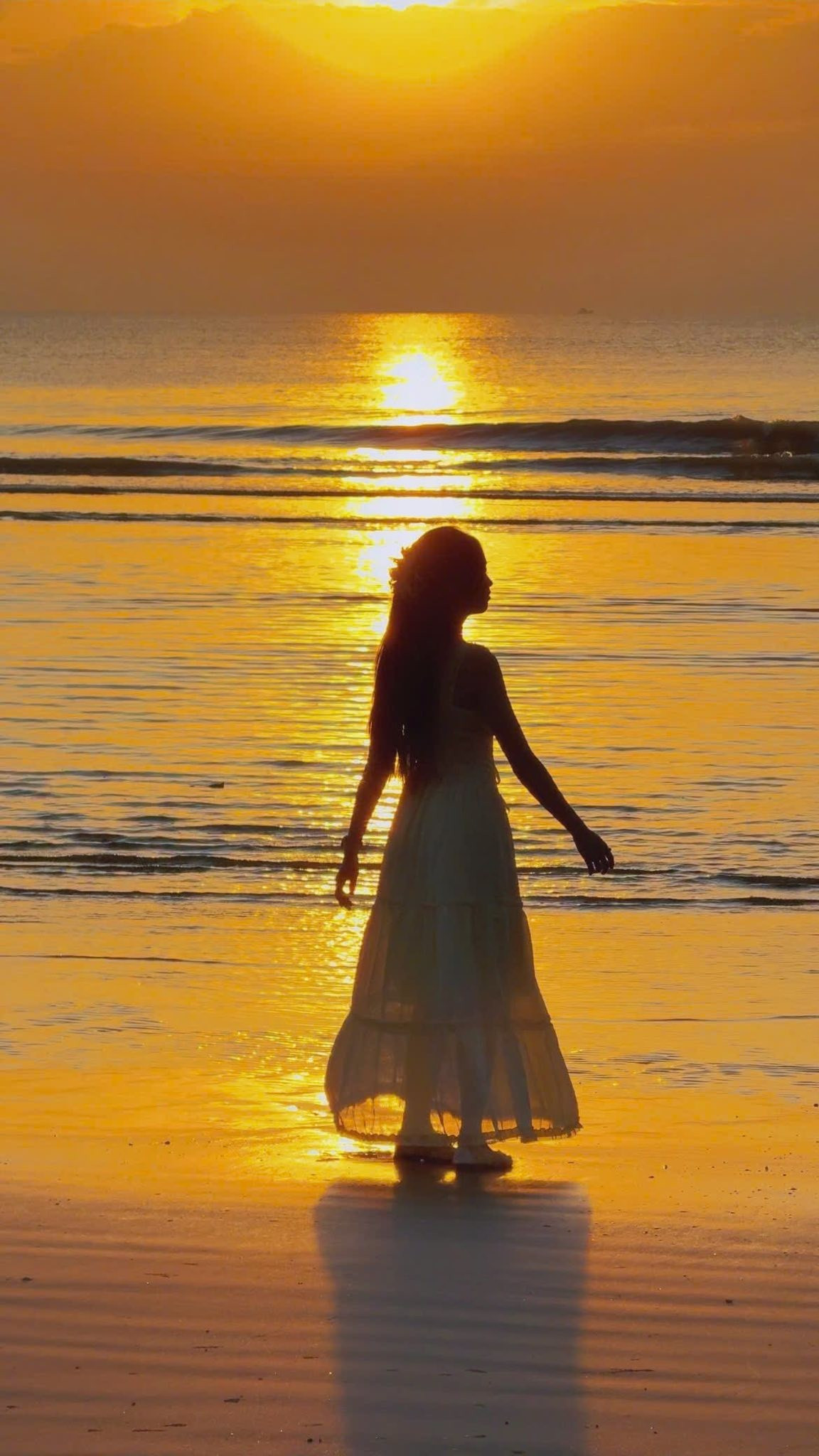 Với khung cảnh bình minh tuyệt đẹp quanh năm, biển Ba Động nhanh chóng trở thành điểm đến quen thuộc của giới trẻ và những người yêu nhiếp ảnh. Ảnh Nguyễn Thu Thuỷ