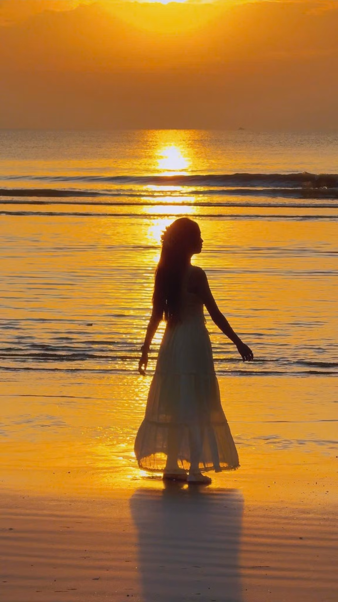 Với khung cảnh bình minh tuyệt đẹp quanh năm, biển Ba Động nhanh chóng trở thành điểm đến quen thuộc của giới trẻ và những người yêu nhiếp ảnh. Ảnh Nguyễn Thu Thuỷ