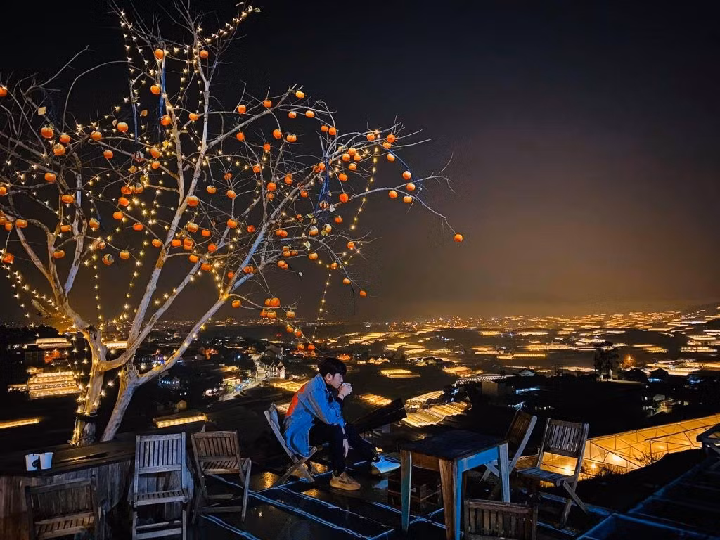 Tối đến, Đà Lạt có rất nhiều quán cà phê đẹp, nơi bạn có thể ngồi thư giãn, thưởng thức một ly cà phê ấm áp và ngắm nhìn thành phố về đêm. Ảnh Dalatcamping