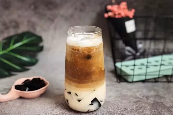 Người bị cao huyết áp cũng cần cân nhắc trước khi uống cà phê sữa. Sau khi sử dụng cà phê, huyết áp và nhịp tim có thể tăng tạm thời. Nếu kết hợp với sữa đặc nhiều đường, áp lực lên hệ tim mạch càng lớn, khiến huyết áp khó ổn định và làm tăng nguy cơ các vấn đề tim mạch nếu sử dụng kéo dài. Ảnh minh họa