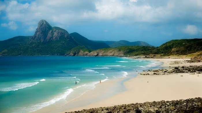 Ở Côn Đảo, du khách có thể kết hợp hành trình tâm linh và nghỉ dưỡng: viếng nghĩa trang Hàng Dương, mộ anh hùng Võ Thị Sáu, thăm miếu bà Phi Yến, chùa Núi Một rồi trở về thư giãn tại các khu resort ven biển như Six Senses, The Secret Côn Đảo, Poulo Condor Boutique Resort &amp; Spa. Ảnh dulichvietnam