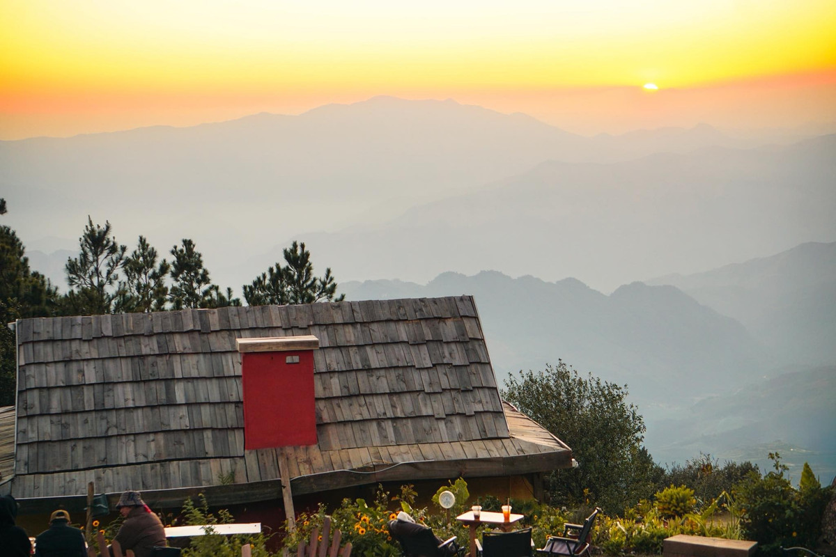 Rời sống lưng, du khách có thể ghé Khe Cải – khu check-in mới với các góc nhìn mở hướng ra thung lũng. Gần đó là làng Chếu, nơi nổi tiếng với mùa hoa sơn tra trắng vào khoảng giữa tháng 3. Tuy mùa đông số lượng hoa chưa nhiều, nhưng không gian bản làng yên bình giữa những triền núi xanh vẫn mang đến cảm giác thư thái cho khách ghé thăm. Kết thúc buổi sáng, du khách trở lại homestay dùng bữa trưa, chuẩn bị hành lý và trở về Hà Nội trong buổi chiều. Ảnh Tiệm cà phê Hoàng Hôn - Khe Cải