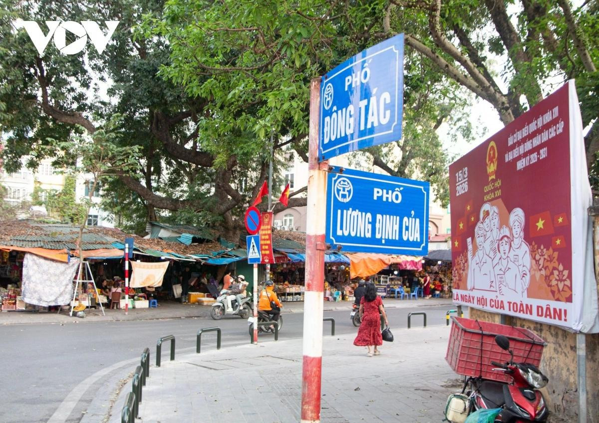 Trả lời phóng viên báo Điện tử Tiếng nói Việt Nam (VOV), ông Trương Minh Quang, Phó Chủ tịch UBND phường Kim Liên cho biết, trước khi triển khai, tình trạng ô tô lấn chiếm vỉa hè diễn ra khá phổ biến, đặc biệt vào giờ cao điểm và ban đêm, gây ảnh hưởng đến người đi bộ. Tình trạng này tập trung nhiều tại khu vực trường học – nơi có đông học sinh và phụ huynh qua lại vào các khung giờ cao điểm.