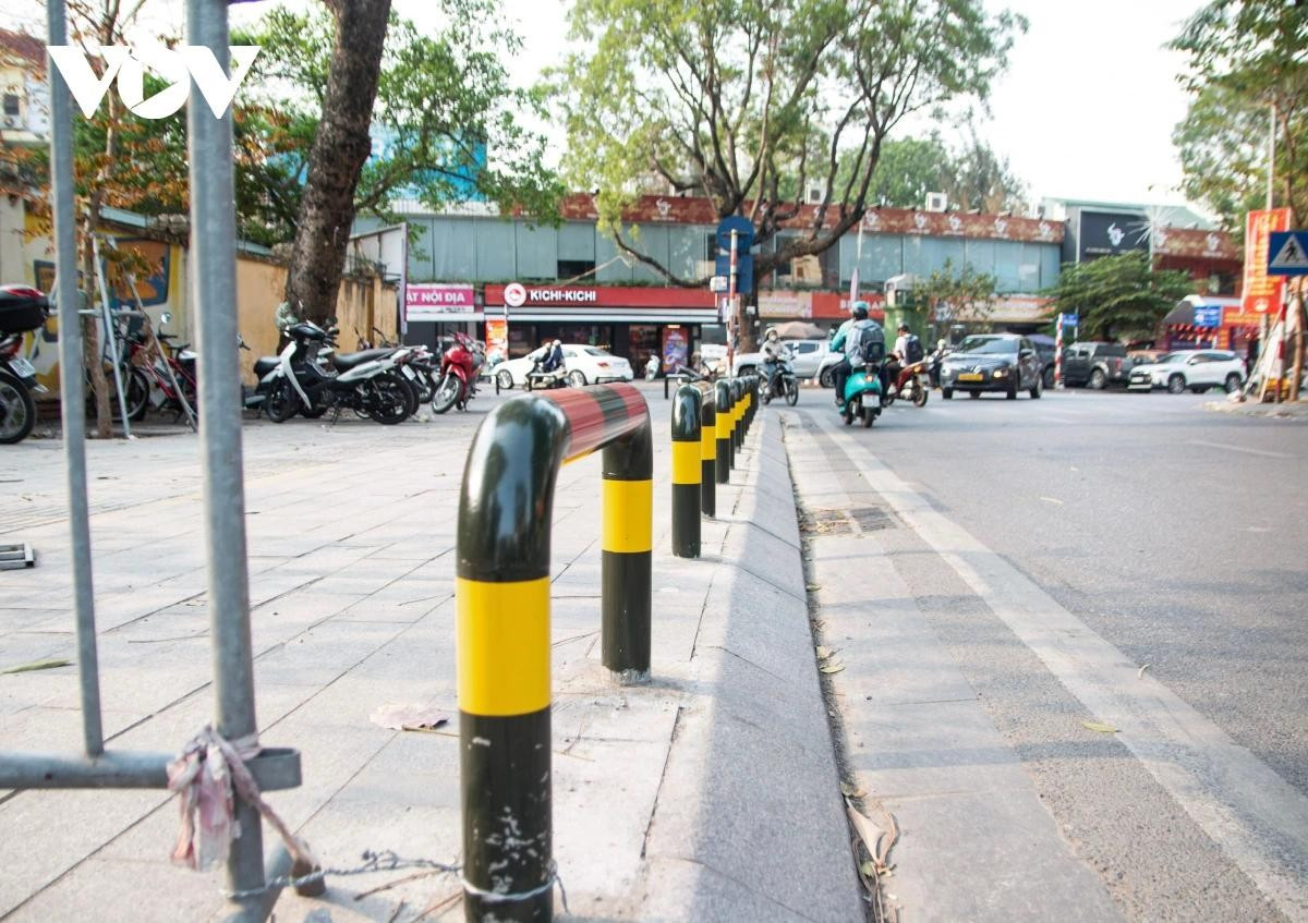 Để khắc phục triệt để tình trạng trên, UBND phường Kim Liên đã triển khai lắp đặt rào chắn vỉa hè tại khu vực trước cổng Trường THCS Đống Đa và Trường Mầm non Hoa Sữa. Hạng mục được thực hiện nhằm đảm bảo dành lại vỉa hè dành riêng cho người đi bộ, đồng thời bố trí, quy hoạch khu vực dừng đỗ xe cho phụ huynh trong giờ đưa đón trẻ.