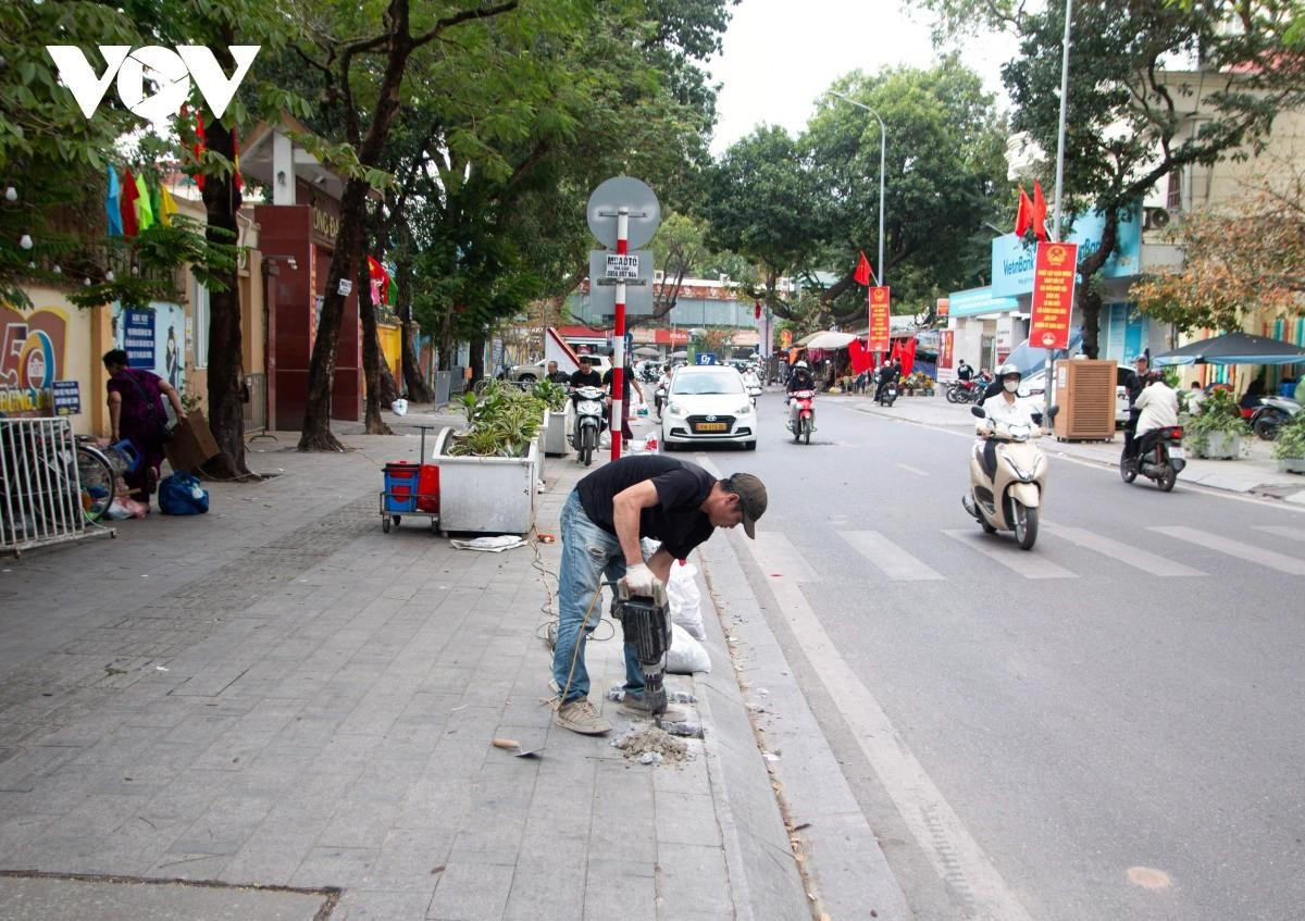 Theo ghi nhận, đến chiều 17/3, việc thi công lắp đặt rào chắn vẫn đang được tiếp tục triển khai. Đại diện công ty TNHH Xây dựng và Đầu tư Quốc tế Hưng Long, đơn vị trực tiếp thực hiện hạng mục theo chủ trương của phường Kim Liên cho biết, tổng số cọc dự kiến lắp đặt ở cả hai bên đường là 75 cọc, bao gồm khu vực trước cổng Trường THCS Đống Đa và Trường Mầm non Hoa Sữa.