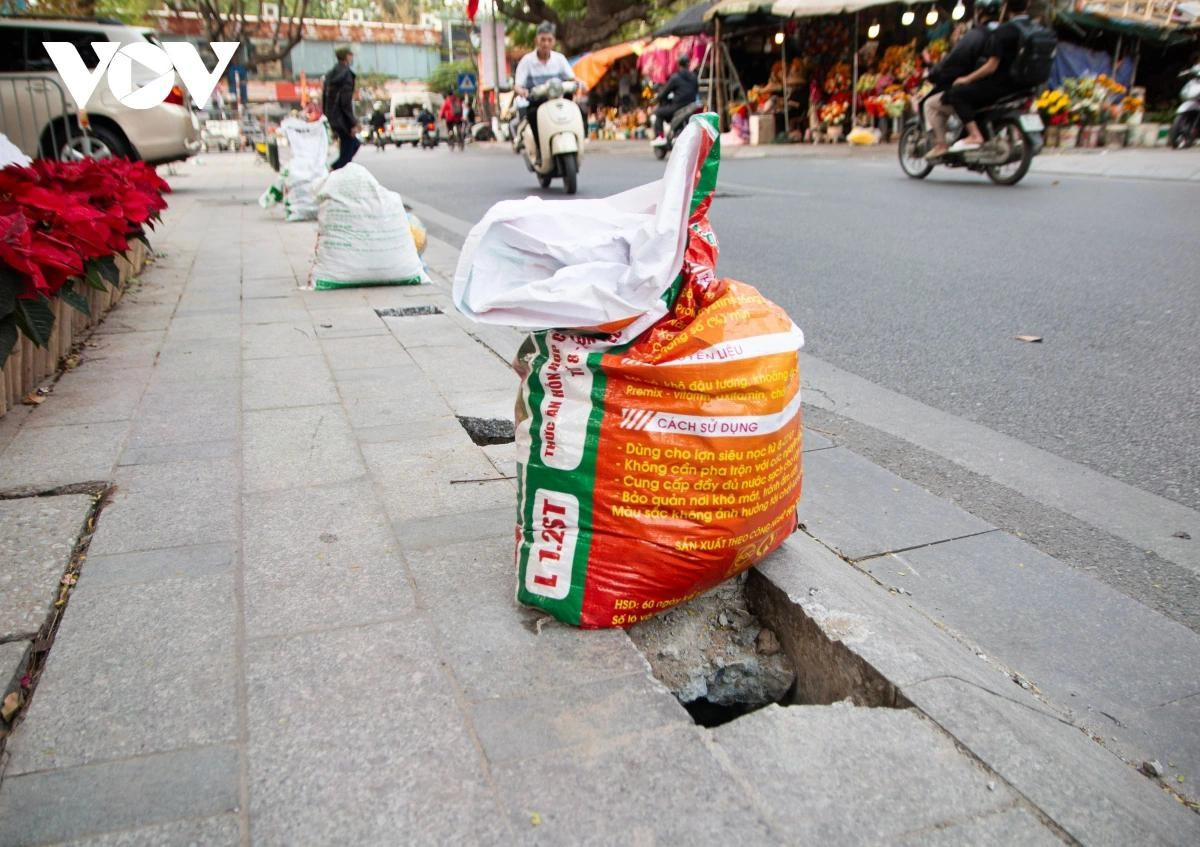 Các hố sau khi đào nhưng chưa lắp đặt cột đều được đơn vị thi công đặt bao cát cảnh báo để đảm bảo an toàn cho người dân khi đi bộ qua khu vực."Trong thời gian tới, hạng mục sẽ mở rộng triển khai đồng loạt tại khoảng 20 trường học, gồm các điểm trường mầm non, tiểu học và THCS, ưu tiên các khu vực cổng trường trên địa bàn phường. Theo đánh giá ban đầu, tại những đoạn đã hoàn thiện, việc lắp đặt rào chắn đã ngăn chặn hiệu quả khoảng 80–90% ô tô không thể lên vỉa hè", đại diện đơn vị thực hiện hạng mục cho biết thêm.