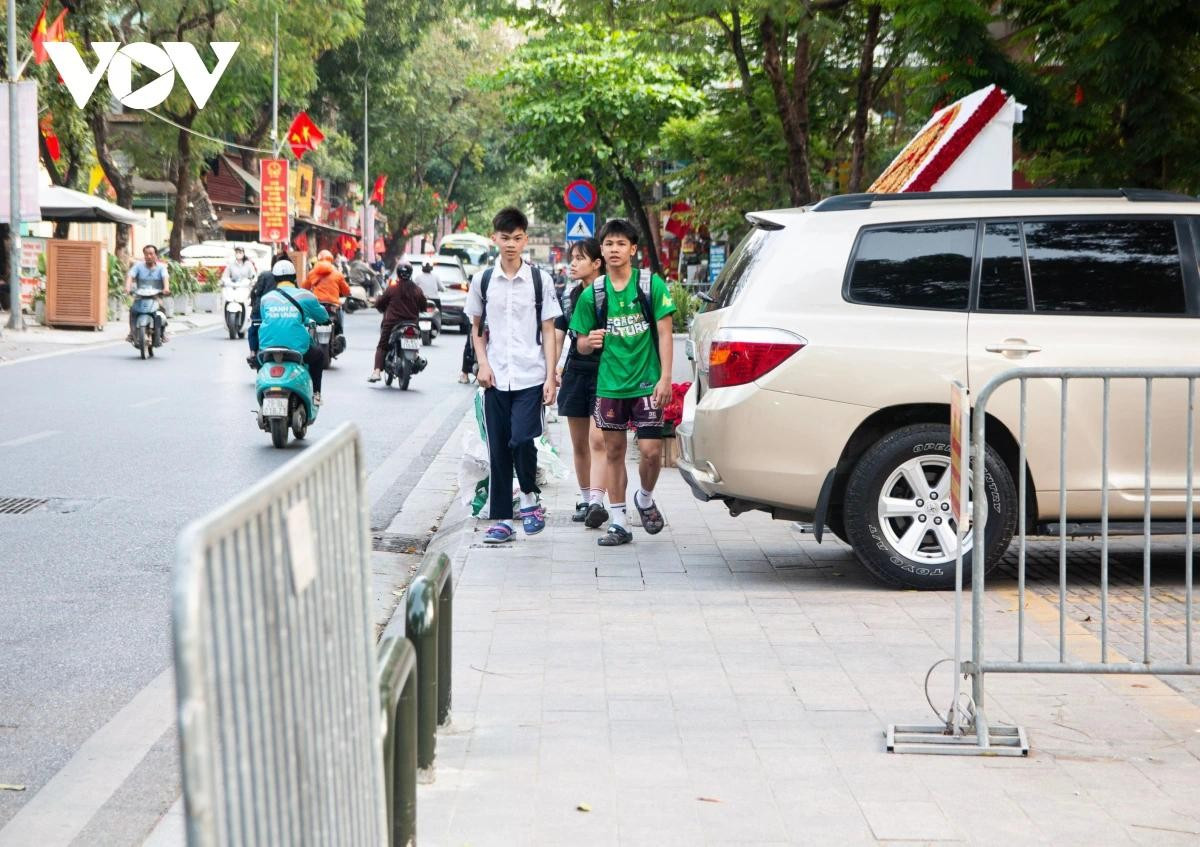 Đáng chú ý, khu vực ngã ba đường Đông Tác - Lương Định Của trước đây thường xuyên xảy ra tình trạng mất trật tự đô thị. Do nằm gần các bệnh viện lớn như Bệnh viện Bạch Mai, Bệnh viện Lão khoa, Bệnh viện Việt Pháp và Bệnh viện Da liễu Trung ương, khi bãi đỗ xe của các đơn vị này quá tải, người dân có xu hướng dồn xuống khu vực trường học có vỉa hè thông thoáng để đỗ xe ô tô. Việc chiếm dụng không gian công cộng không chỉ gây hư hại hạ tầng mà còn làm khuất tầm nhìn của các phương tiện khi tham gia giao thông tại nút giao này, tiềm ẩn nhiều nguy cơ mất an toàn giao thông.