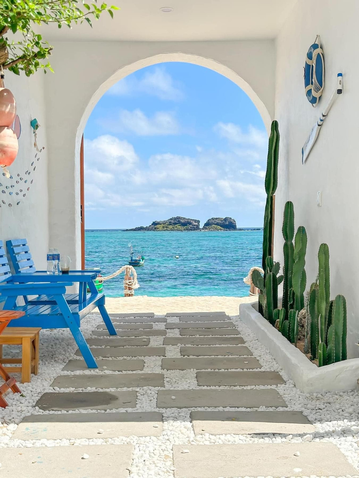 Những nơi lưu trú nổi bật như Homestay Bãi Nhỏ, yên tĩnh và gần biển, rất thích hợp cho những ai muốn tránh xa sự ồn ào. Hay Nhà nghỉ Ngọc Lan, có mức giá hợp lý, tiện lợi khi di chuyển ra cảng. Du khách hãy đặt phòng trước ít nhất một tuần và chọn các địa chỉ có đánh giá tốt từ du khách để tránh gặp phải các dịch vụ kém chất lượng. Ảnh Internet