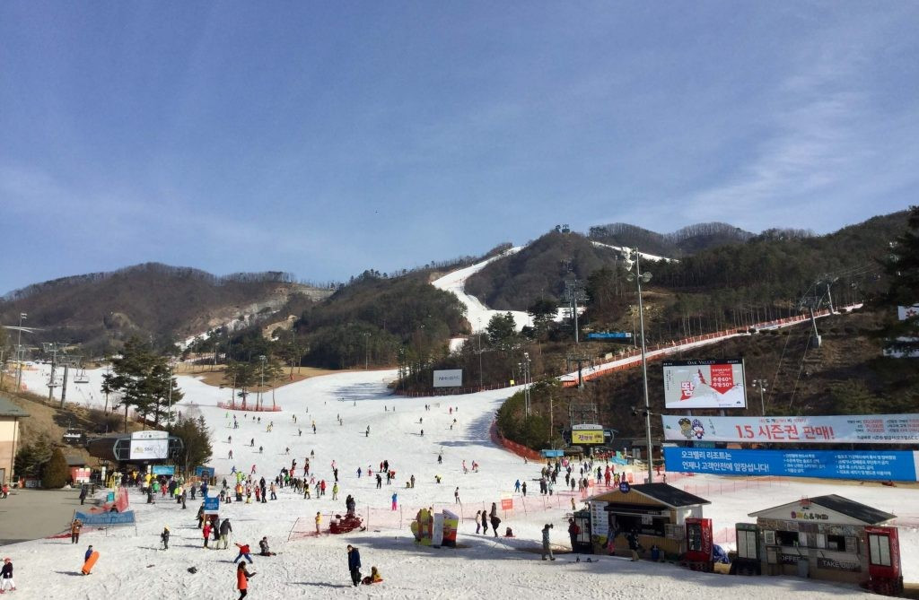 Nếu muốn thử thách bản thân với những đường trượt dài, Oak Valley Snow Park sẽ không làm bạn thất vọng. Không gian yên tĩnh, gần gũi với thiên nhiên, nơi đây đem đến cảm giác hòa mình trọn vẹn vào mùa đông thanh bình của Hàn Quốc. Ảnh snowguidekorea