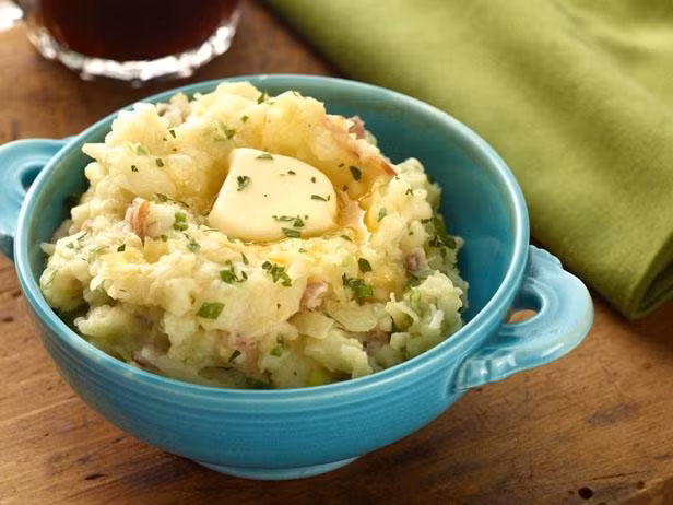 Còn ở Ireland – nơi được xem là cái nôi của lễ hội Halloween cổ xưa – khoai tây nghiền Colcannon là món không thể thiếu. Món ăn được làm từ khoai tây, bơ, sữa và cải xoăn, tượng trưng cho sự no đủ và ấm áp trong mùa thu hoạch. Hiện nay, Colcannon còn được biến tấu với thịt xông khói, hành lá, tỏi tây hay kem tươi, tạo nên hương vị béo ngậy và thơm dịu, phù hợp với khẩu vị hiện đại. Ảnh Vietnammoi