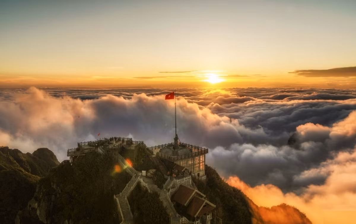 Không chỉ có vẻ đẹp thiên nhiên, Fansipan còn là điểm đến tâm linh linh thiêng bậc nhất Tây Bắc. Giữa không gian mây phủ là quần thể kiến trúc đồ sộ với Đại tượng Phật A Di Đà uy nghiêm, tượng Quan Thế Âm Bồ Tát khoan thai, cùng Thiền viện Bích Vân tĩnh tại. Tiếng chuông chùa ngân vang giữa tầng mây khiến tâm hồn người nghe như được gột rửa, tìm về sự an nhiên hiếm có giữa đất trời bao la.