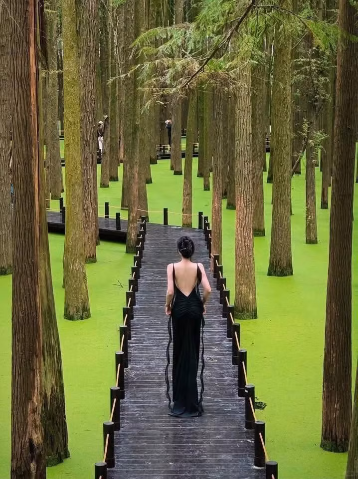 Trước khi đến, du khách cần lưu ý hồ mở cửa từ 08:00 đến 17:00, ngừng nhận khách sau 16:30, giá vé khoảng 40 tệ/người, dịch vụ thuê kayak 120 tệ/người/giờ. Khu du lịch còn có đầy đủ tiện ích như gửi xe, thuê xe đạp, quầy nước và nhà vệ sinh, giúp chuyến đi thêm thuận tiện. Ảnh Internet