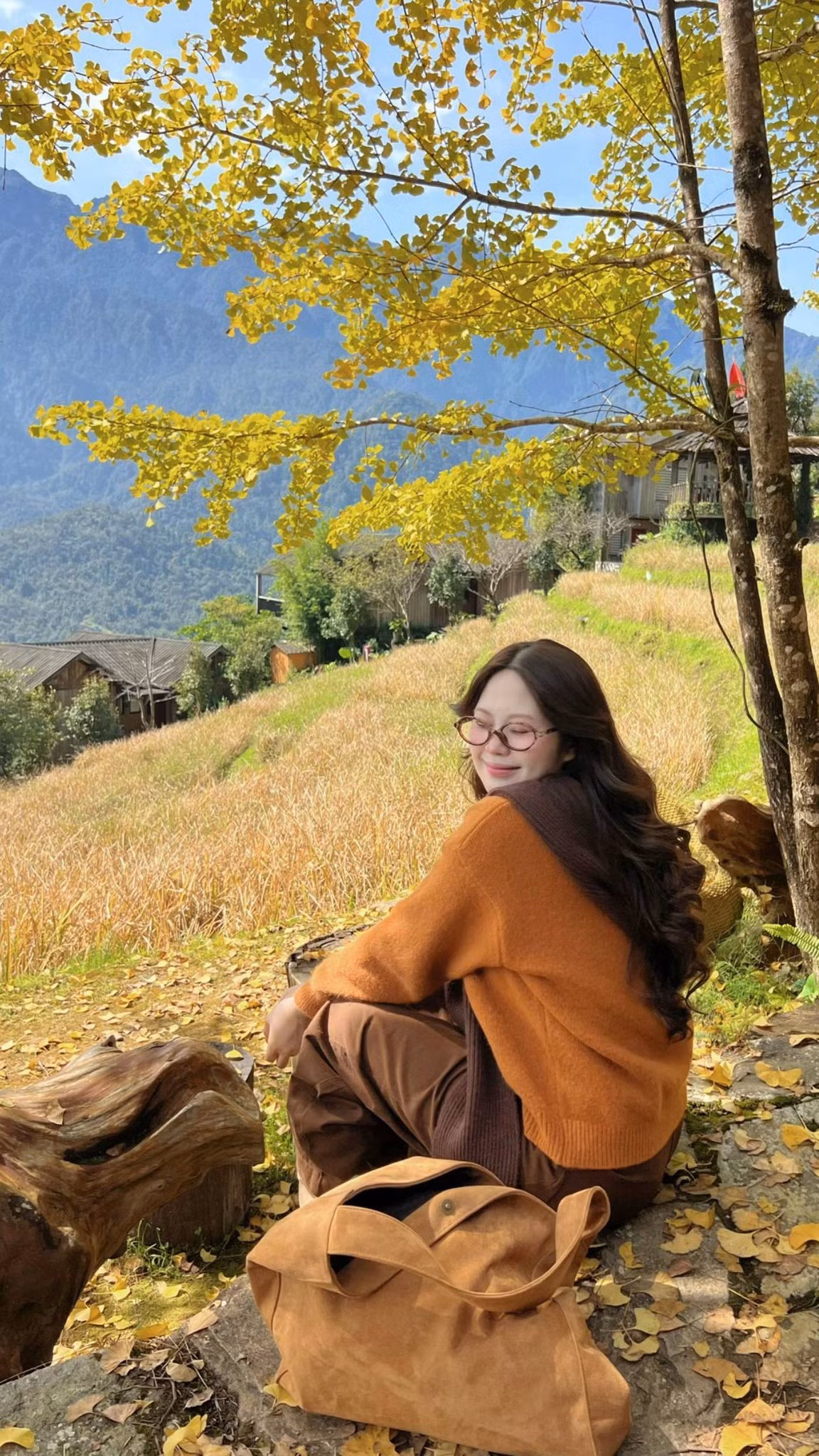 Thân cây cao, cành phân tầng đều giúp du khách dễ dàng chụp ảnh, vừa có chiều sâu vừa nổi bật nền trời xanh trong trẻo. Nhiều bạn trẻ đến đây chia sẻ cảm giác như bước vào một bức tranh mùa thu, khiến rặng bạch quả trở thành “tọa độ sống ảo” không thể bỏ qua. Ảnh langthangvietnamglt