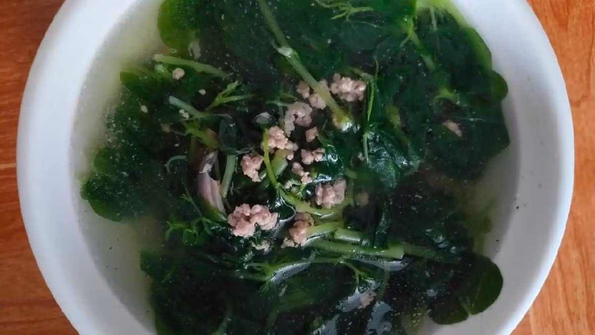 Bên cạnh đó, rau càng cua có tính mát, thường được dùng để thanh nhiệt, giải độc cơ thể, đặc biệt phù hợp trong những ngày nắng nóng. Hàm lượng chất xơ giúp kích thích tiêu hóa, tăng nhu động ruột, hỗ trợ phòng ngừa táo bón. Các khoáng chất như canxi, magie trong rau cũng góp phần duy trì mật độ xương, giúp xương chắc khỏe và hạn chế nguy cơ loãng xương khi tuổi cao. Ảnh minh họa