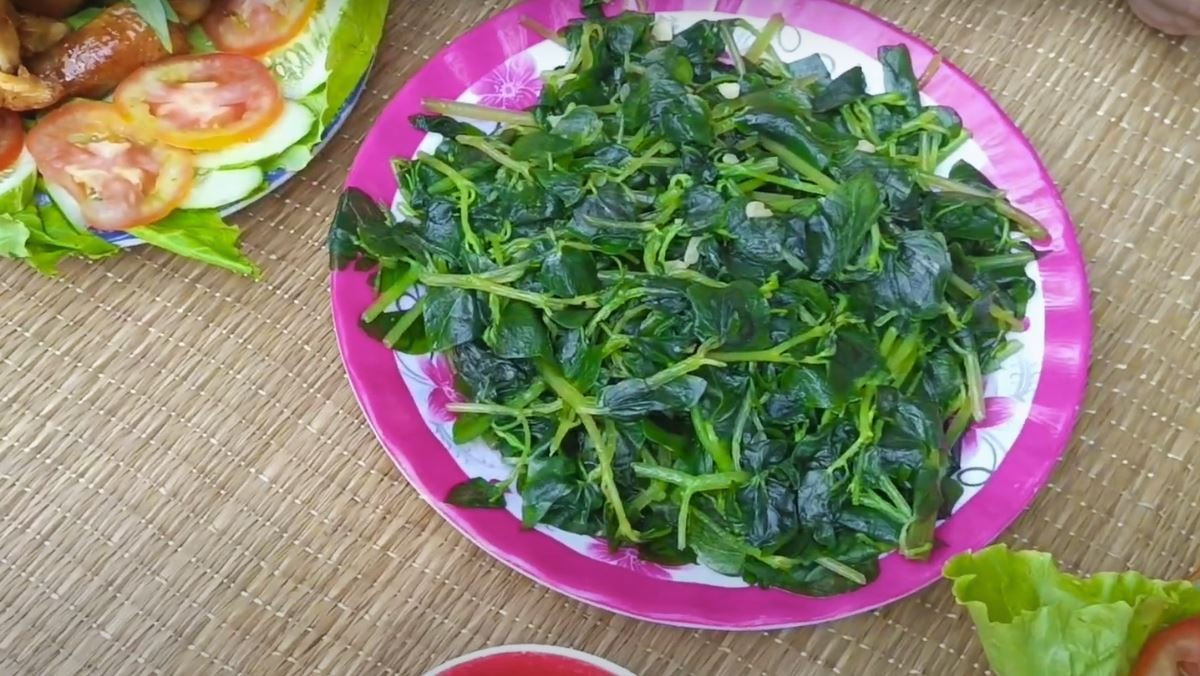 Dù mang lại nhiều lợi ích, rau càng cua không phải là thực phẩm “ăn càng nhiều càng tốt”. Những người có cơ địa hàn, hệ tiêu hóa kém nên hạn chế ăn, đặc biệt là ăn sống, bởi tính lạnh của rau có thể khiến các triệu chứng như đau bụng, tiêu chảy, đầy hơi trở nên trầm trọng hơn. Phụ nữ mang thai vẫn có thể dùng rau càng cua nhưng cần kiểm soát lượng dùng, tránh ăn quá nhiều để không gây lạnh bụng, ảnh hưởng đến tiêu hóa. Ảnh minh họa