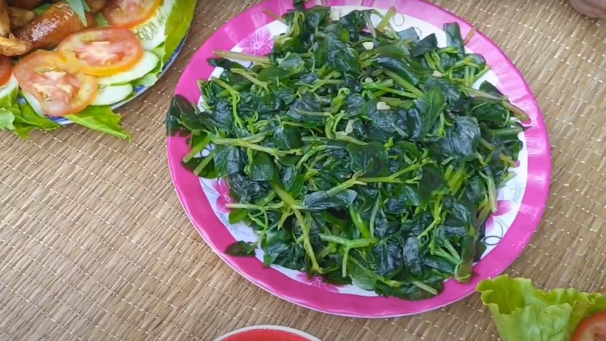 Dù mang lại nhiều lợi ích, rau càng cua không phải là thực phẩm “ăn càng nhiều càng tốt”. Những người có cơ địa hàn, hệ tiêu hóa kém nên hạn chế ăn, đặc biệt là ăn sống, bởi tính lạnh của rau có thể khiến các triệu chứng như đau bụng, tiêu chảy, đầy hơi trở nên trầm trọng hơn. Phụ nữ mang thai vẫn có thể dùng rau càng cua nhưng cần kiểm soát lượng dùng, tránh ăn quá nhiều để không gây lạnh bụng, ảnh hưởng đến tiêu hóa. Ảnh minh họa