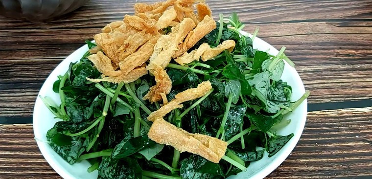 Theo một số nghiên cứu, rau càng cua còn được cho là có khả năng hỗ trợ kiểm soát bệnh gout. Các hoạt chất trong rau có thể ức chế enzyme xanthine oxidase – yếu tố tham gia vào quá trình hình thành acid uric trong cơ thể, nhờ đó góp phần giảm nồng độ acid uric máu và làm dịu các cơn đau gout. Ảnh minh họa