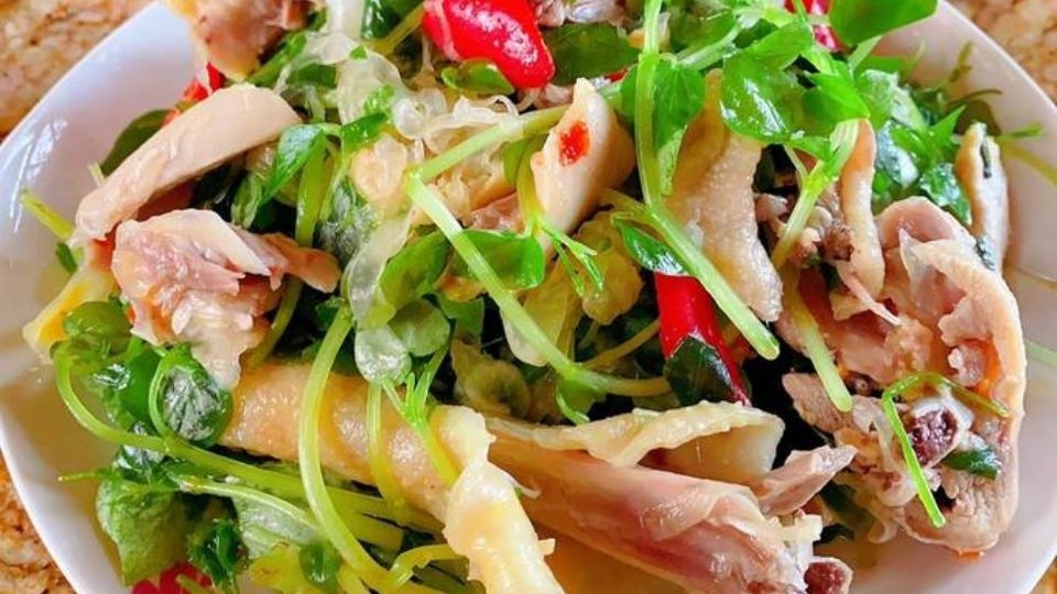 Người mắc bệnh thận hoặc có tiền sử sỏi thận cũng nên thận trọng vì rau chứa axit oxalic, có thể làm tăng nguy cơ hình thành sỏi nếu tiêu thụ nhiều. Ngoài ra, những người đang dùng thuốc điều trị dài ngày cần tham khảo ý kiến bác sĩ trước khi sử dụng thường xuyên, bởi một số hoạt chất trong rau có thể tương tác và làm thay đổi tác dụng thuốc. Ảnh minh họa