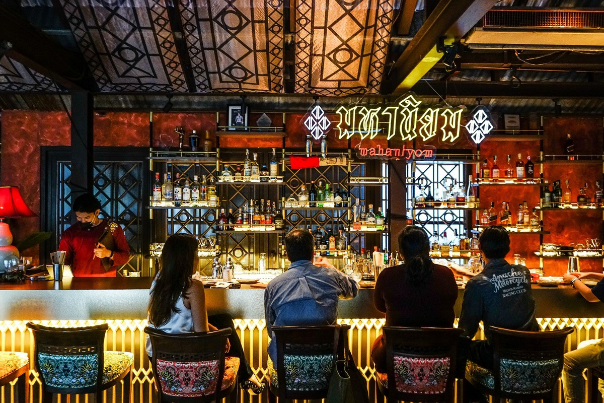 Mỗi quán mang một cá tính riêng, nhưng điểm chung là cocktail được tinh chỉnh kỹ lưỡng, bartender sáng tạo và không gian đậm bản sắc địa phương. Với nhiều du khách, đây không chỉ là nơi uống rượu, mà là cách để cảm nhận chiều sâu văn hóa Bangkok qua từng hương vị. Ảnh coconuts