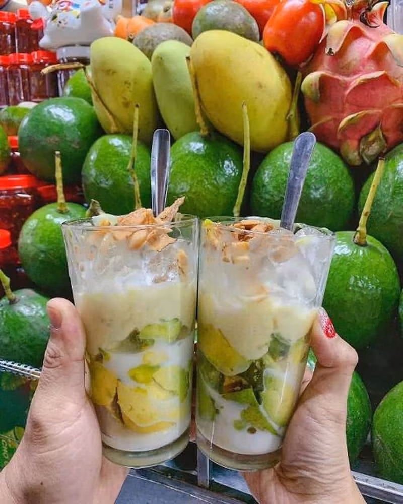 Sau loạt món mặn đậm đà, đừng quên tráng miệng bằng một ly kem bơ cô Thu mát lạnh. Ly kem gồm bơ xay nhuyễn, kem tươi, dừa khô và đậu phộng rang. Vị béo ngậy của bơ hòa quyện cùng kem và topping giòn bùi khiến thực khách vừa ăn vừa gật gù. Món ăn đơn giản nhưng cuốn hút đến mức “ăn một lần là nhớ mãi”. Ảnh Internet