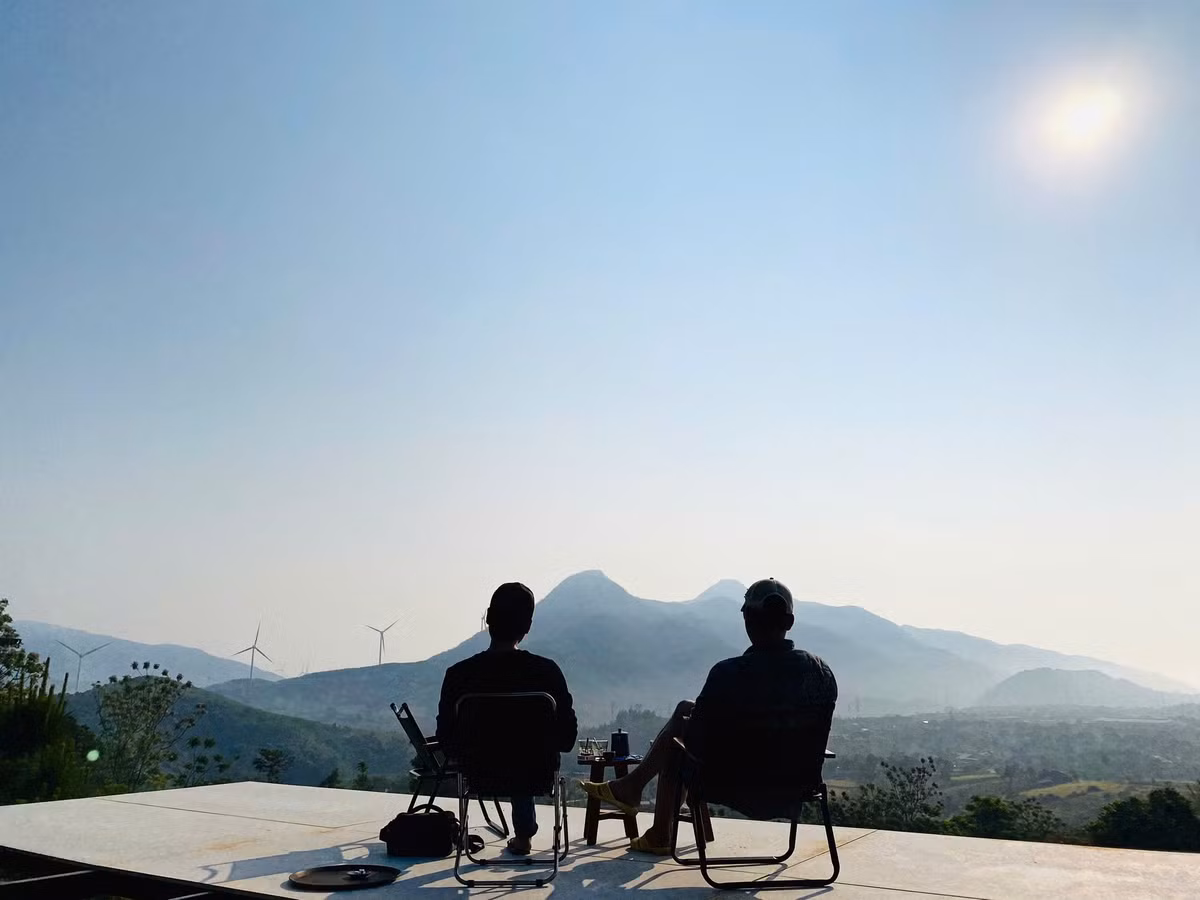 Nằm trên một đỉnh đồi ở Gio Linh, Rose Farm gây ấn tượng với vườn hoa rực rỡ, nhà kính phong cách châu Âu và những góc trang trí vintage. Từ đài quan sát của nông trại, du khách có thể thu trọn vào tầm mắt thung lũng phía dưới, đặc biệt rực rỡ vào mùa hoa nở.