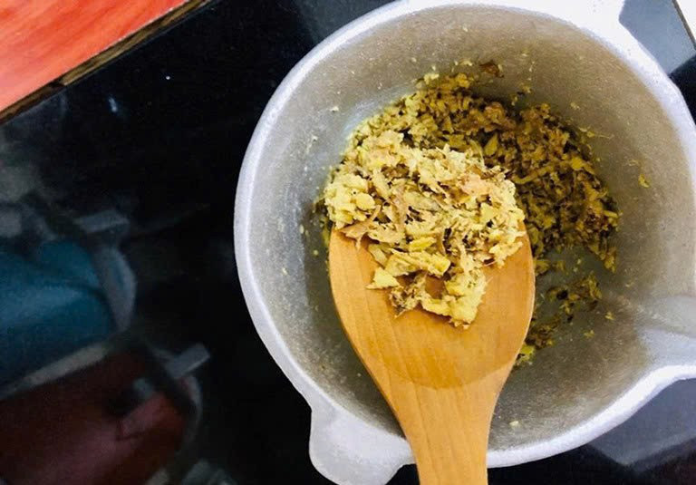 Đối với sức khỏe tim mạch, củ riềng có tác dụng hỗ trợ điều hòa lưu lượng máu, làm giảm các cơn co thắt tim, từ đó giúp giảm nguy cơ đột quỵ và các bệnh lý tim mạch. Ngoài ra, các flavonoid như kaempferol, quercetin và galanin trong củ riềng còn giúp giảm hàm lượng cholesterol xấu và lipid trong máu, đồng thời ức chế quá trình tổng hợp axit béo. Ảnh minh họa