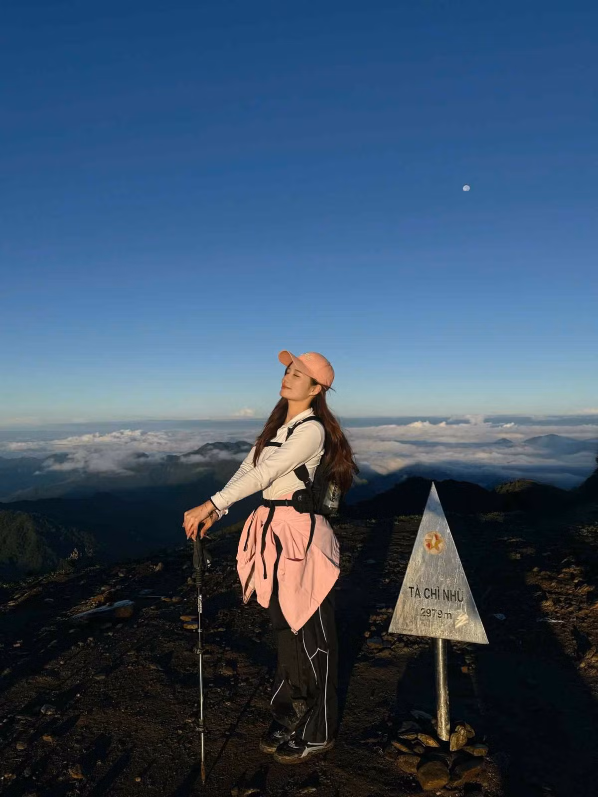 Nằm ở độ cao 2.979 m so với mực nước biển, Tà Chì Nhù đứng thứ 7 trong các ngọn núi cao nhất Việt Nam và được ví như “đại dương trên mây” nơi nắng, gió và sương mù hòa quyện tạo nên khung cảnh vừa hoang sơ vừa thơ mộng. Ảnh Nguyễn Ngọc Bảo Lý