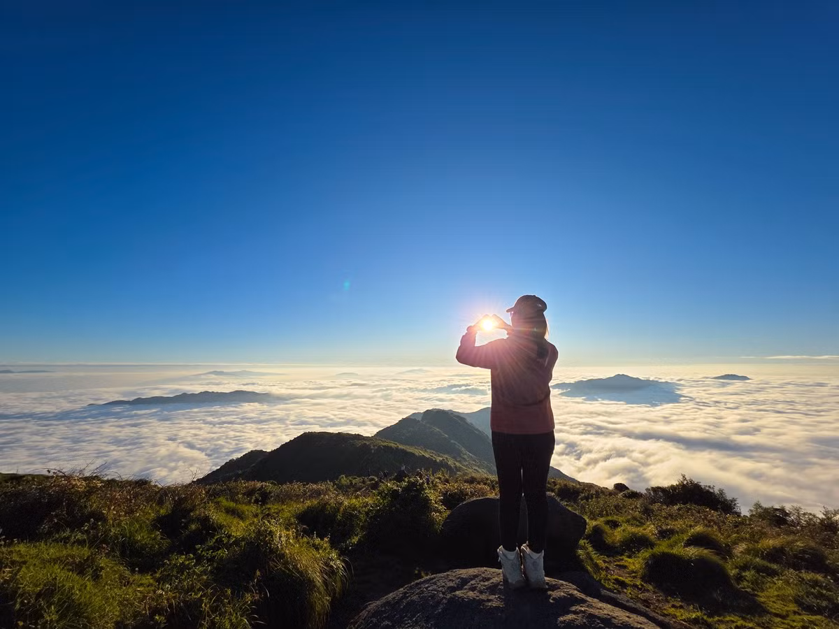 Sáng sớm là thời điểm không thể bỏ lỡ để săn “biển mây”. Những đám mây trắng bồng bềnh bao phủ lưng chừng núi, hòa cùng tia nắng đầu ngày, tạo nên một khung cảnh huy hoàng và rực rỡ. Ảnh Xuân Chờ