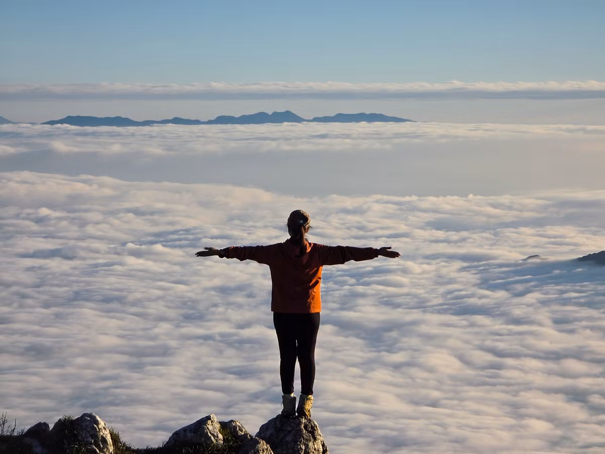 Để có hành trình thoải mái, du khách nên chuẩn bị giày trekking, áo ấm, găng tay, đồ bảo hộ và thức ăn nhẹ. Nên bắt đầu trekking vào sáng sớm để tận hưởng trọn vẹn cảnh biển mây và hoa Chi Pâu, đặc biệt vào các tháng 10 đến 3. Những người lần đầu leo núi có thể tham khảo tour lữ hành để đảm bảo an toàn. Ảnh Xuân Chờ