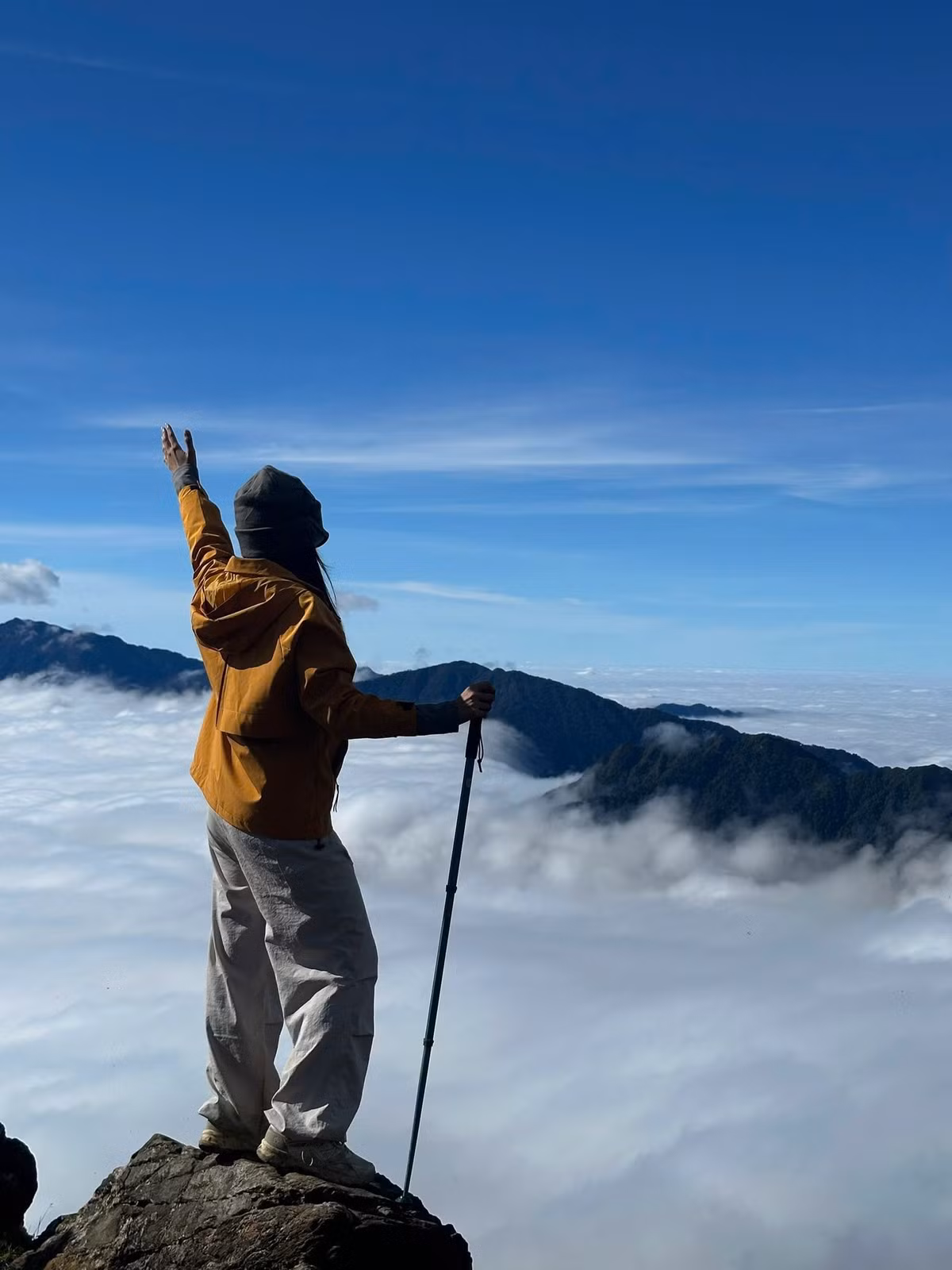 Saigontourist Trekking tổ chức tour 3 ngày 2 đêm kết hợp trekking và tham quan bản làng dân tộc Mông, có hướng dẫn viên bản địa, giá từ 3.100.000 đồng/người. Vietourist Expedition cung cấp tour săn mây buổi sáng nửa ngày dành cho nhóm nhỏ, giá khoảng 1.500.000 đồng/người, phù hợp du khách muốn trải nghiệm ngắm biển mây mà không leo toàn bộ cung đường. Ảnh Quỳnh Như