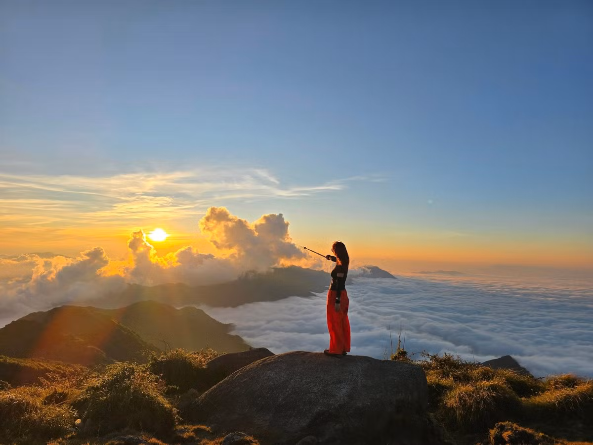 Nhiều du khách chia sẻ, cảm giác đứng trên đỉnh Tà Chì Nhù nhìn biển mây trải dài dưới chân như lạc vào thế giới khác, vừa thư thái vừa choáng ngợp trước vẻ đẹp của thiên nhiên Tây Bắc. Ảnh Hờ Tu