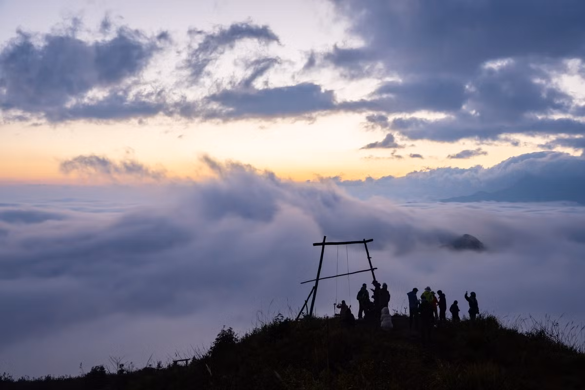 Ky Quan San cao 3.046 m (đỉnh cao nhất ở dãy Bạch Mộc Lương Tử) được khai phá đường lên từ năm 2012, là một địa danh còn nhiều bí ẩn và vẫn là một cái tên chưa phổ biến với dân xê dịch. Tuy nhiên với dân trekking, leo núi thì Ky Quan San luôn gợi lên niềm đam mê muốn khám phá. Ảnh Thang Nguyen