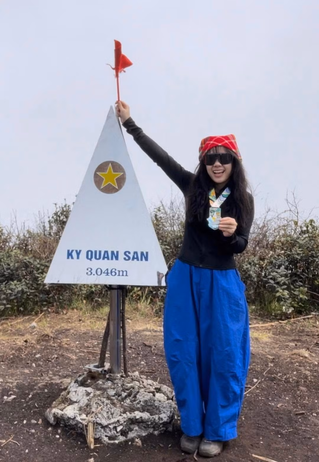 Tháng 10 khởi đầu mùa leo núi ở phía bắc thì tháng 11 sẽ là lúc đẹp nhất để lên kế hoạch trekking đến đỉnh núi cao thứ 4 Việt Nam này. Trải qua những chặng vượt suối, đường dốc đứng, toàn sỏi đá du khách sẽ được ngắm mây tràn qua các đỉnh núi vào sáng sớm, đôi khi trên đường có thể bắt gặp những tán phong rừng màu đỏ cam nổi bật. Ảnh Trần Hương