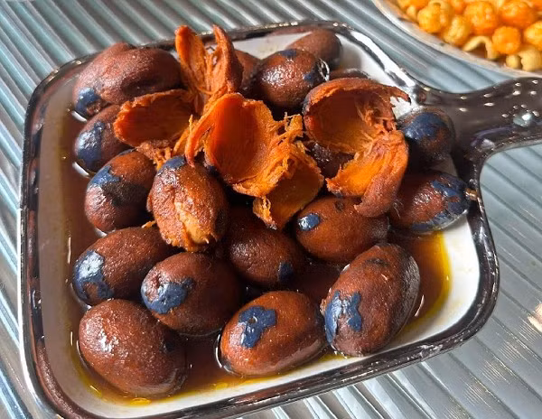 Hàm lượng vitamin A cao cũng giúp quả cọ trở thành nguồn bổ sung có lợi cho mắt. Việc sử dụng điều độ có thể góp phần duy trì thị lực và bảo vệ sức khỏe đôi mắt. Đồng thời, nhờ chứa lượng chất béo và năng lượng đáng kể, quả cọ có thể giúp cơ thể duy trì hoạt động ổn định, đặc biệt hữu ích trong những ngày thời tiết lạnh hoặc khi cần bổ sung năng lượng sau lao động nặng. Ảnh minh họa/ Nguồn internet