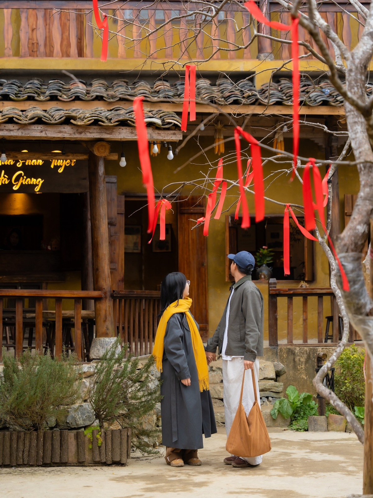 Với khung cảnh thiên nhiên hùng vĩ, thời tiết thuận lợi và đồ ăn ngon, Hà Giang cũ (nay Tuyên Quang) trở thành địa điểm du lịch hút khách quanh năm, đặc biệt vào dịp Tết Nguyên đán. Vào đầu năm mới, những khu vườn hoa mận, hoa đào ở dọc các triền núi và thung lũng ở Hà Giang bắt đầu bung nở, khoe sắc rực rỡ, trở thành khung nền “sống ảo” tuyệt đẹp cho những du khách mê check-in. Ảnh Đi trốn không