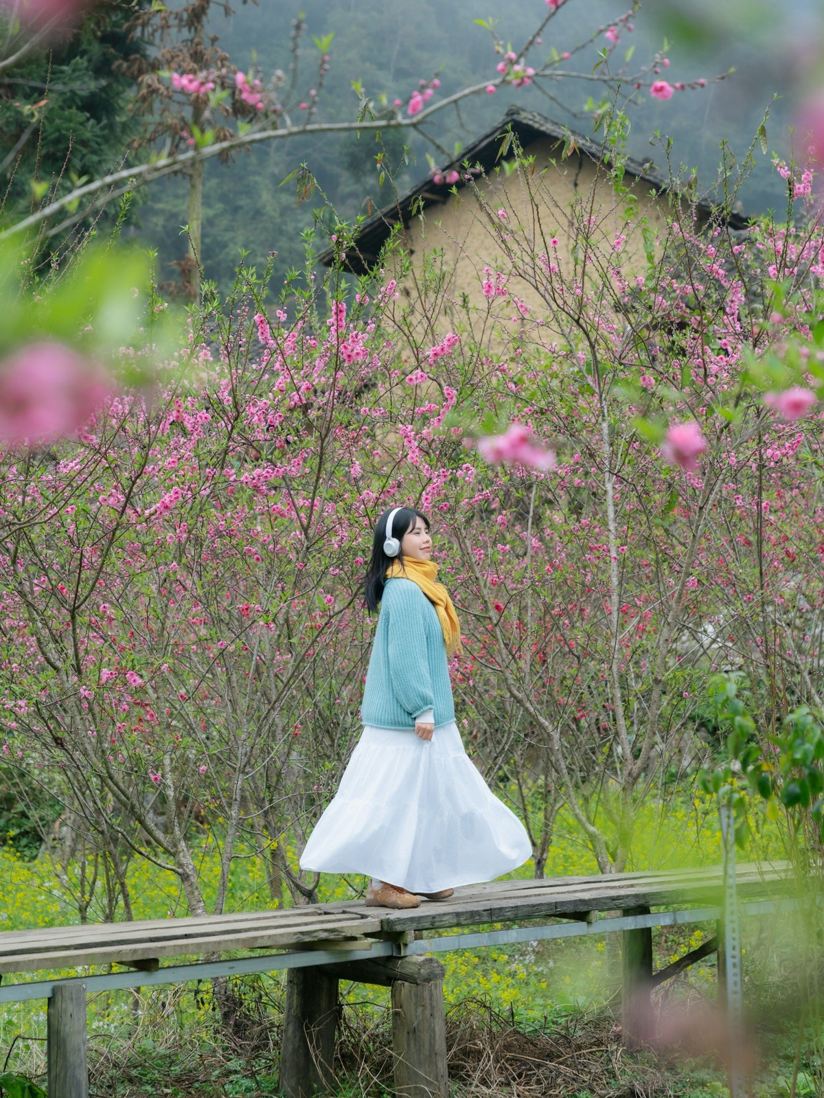 Ngoài ra, thời điểm này, nhiệt độ ở vùng cao nguyên đá cũng mát mẻ, dao động từ 10 đến 18 độ C, thích hợp để du khách tham gia các hoạt động ngoài trời, hòa mình vào thiên nhiên. Đặc biệt, đến Hà Giang vào dịp Tết, du khách có thể tham gia vào các lễ hội truyền thống đặc sắc hay thưởng thức ẩm thực địa phương, trải nghiệm những phong tục độc đáo. Ảnh Đi trốn không