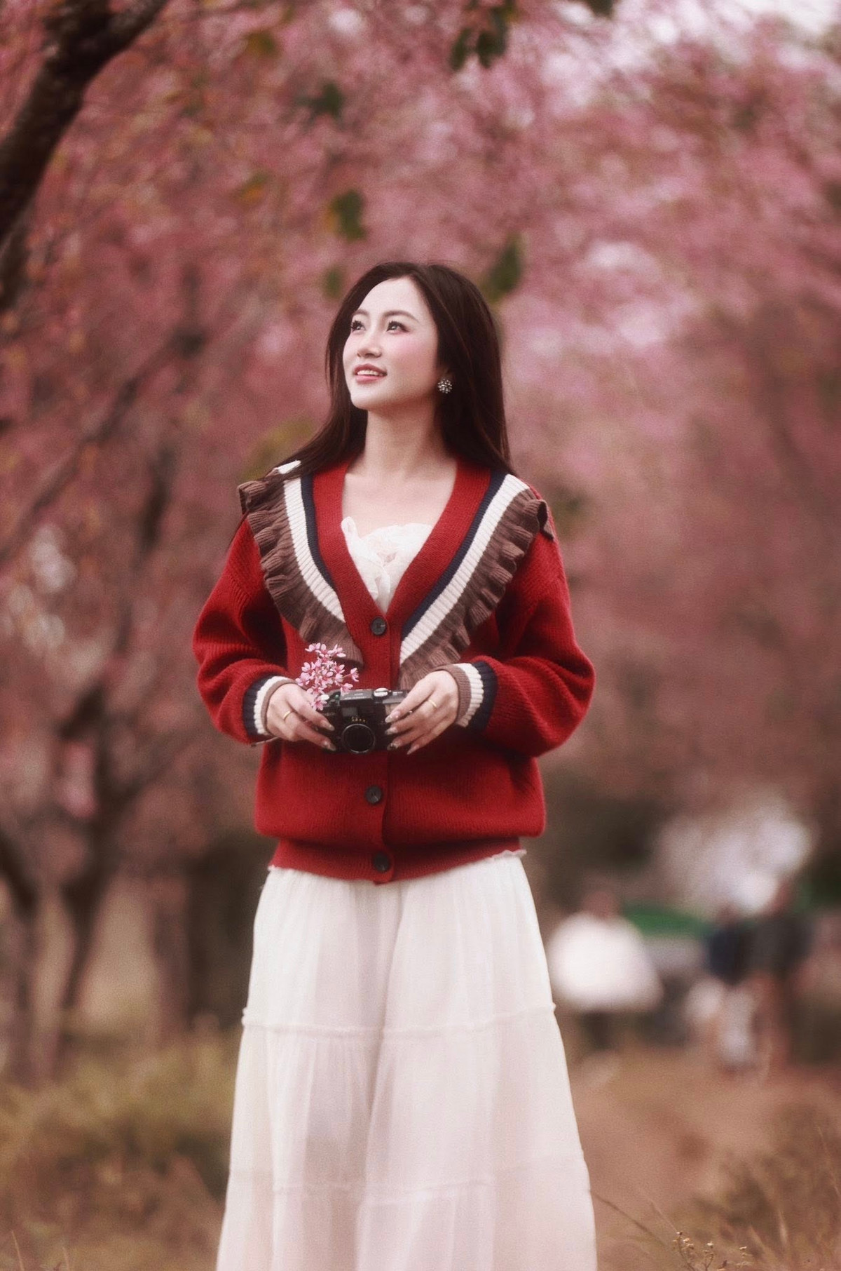 Trang phục nên chọn gam màu nhã nhặn, dễ nổi bật giữa sắc hồng của hoa và màu xanh của đồi chè. Du khách cũng cần lưu ý giữ gìn cảnh quan, không bẻ cành, rung cây hay giẫm lên luống chè – nguồn sinh kế chính của người dân địa phương. Ảnh Nam Lêu Lổng