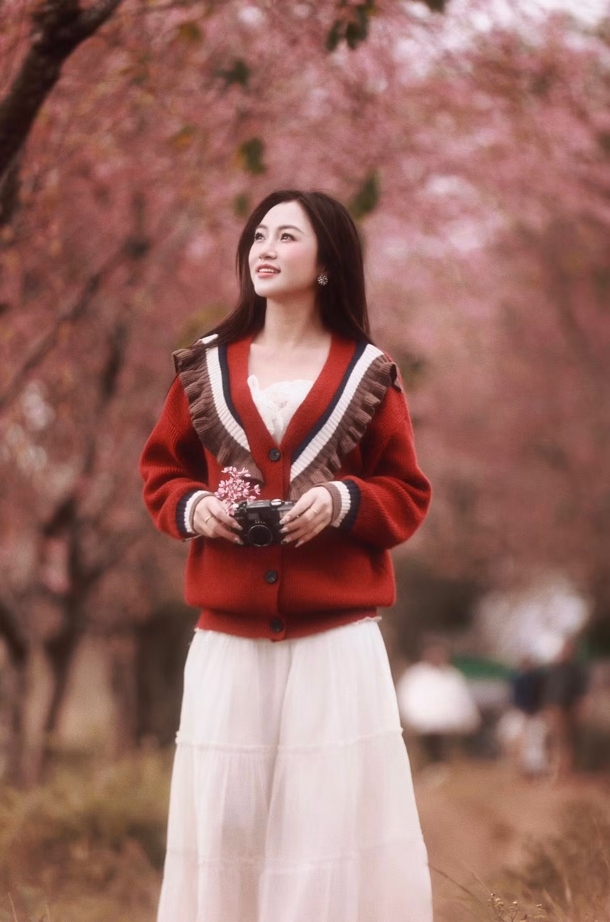 Trang phục nên chọn gam màu nhã nhặn, dễ nổi bật giữa sắc hồng của hoa và màu xanh của đồi chè. Du khách cũng cần lưu ý giữ gìn cảnh quan, không bẻ cành, rung cây hay giẫm lên luống chè – nguồn sinh kế chính của người dân địa phương. Ảnh Nam Lêu Lổng